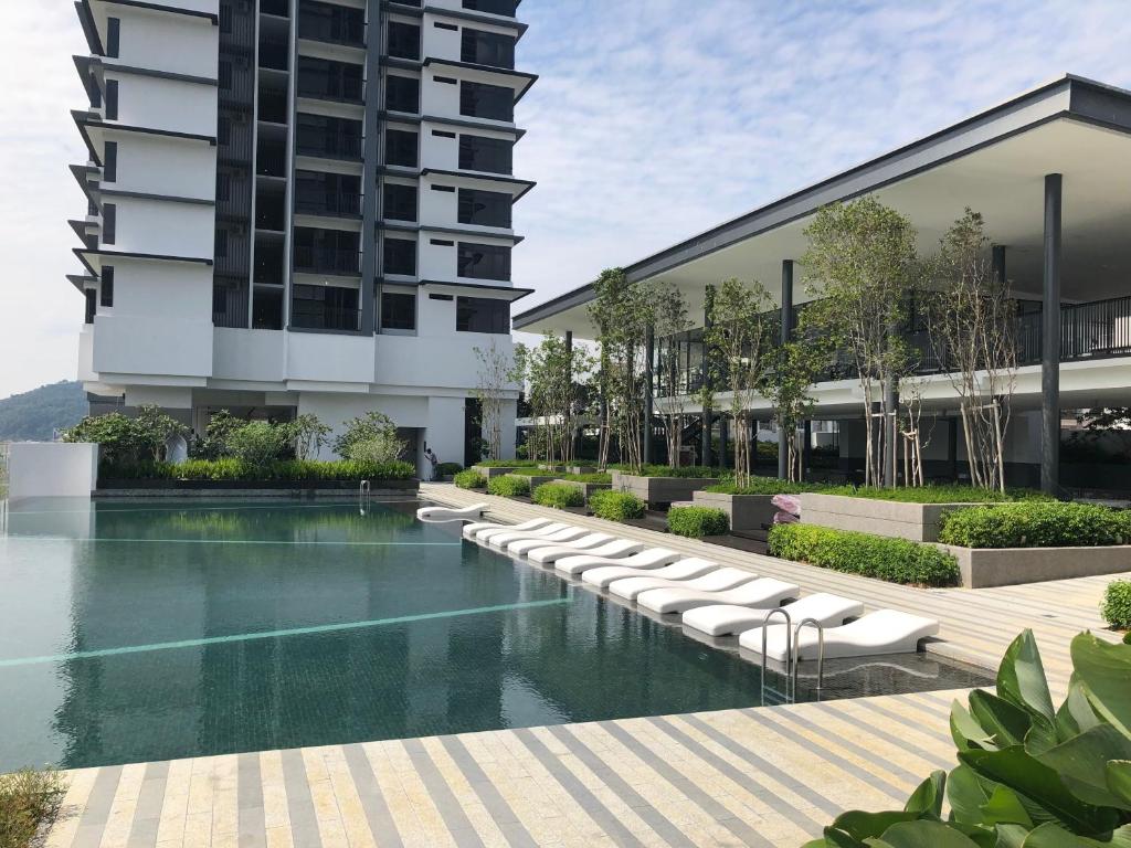 吉隆坡Serini Melawati的享有带游泳池的大楼的外部景致