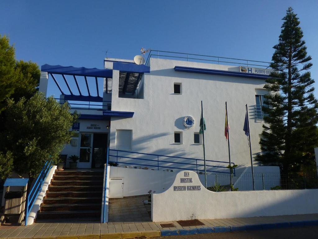 圣何塞波多黎各赫诺韦斯旅馆的一座白色的大建筑,前面有楼梯