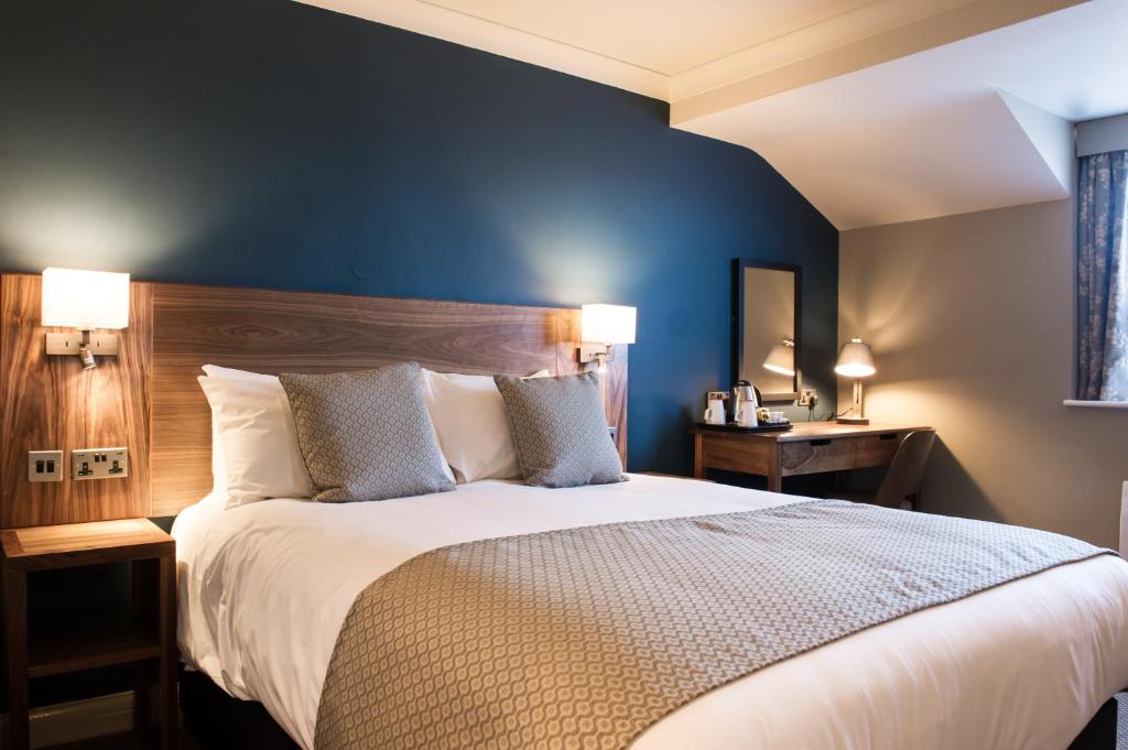 赫尔Toby Carvery Hull by Innkeeper's Collection的一间卧室设有一张蓝色墙壁的大床