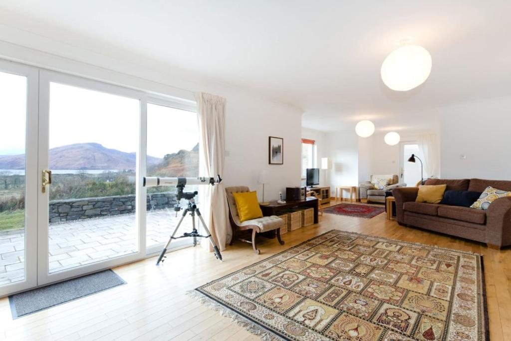 格莱内尔格Skye View的客厅设有大窗户和摄像头