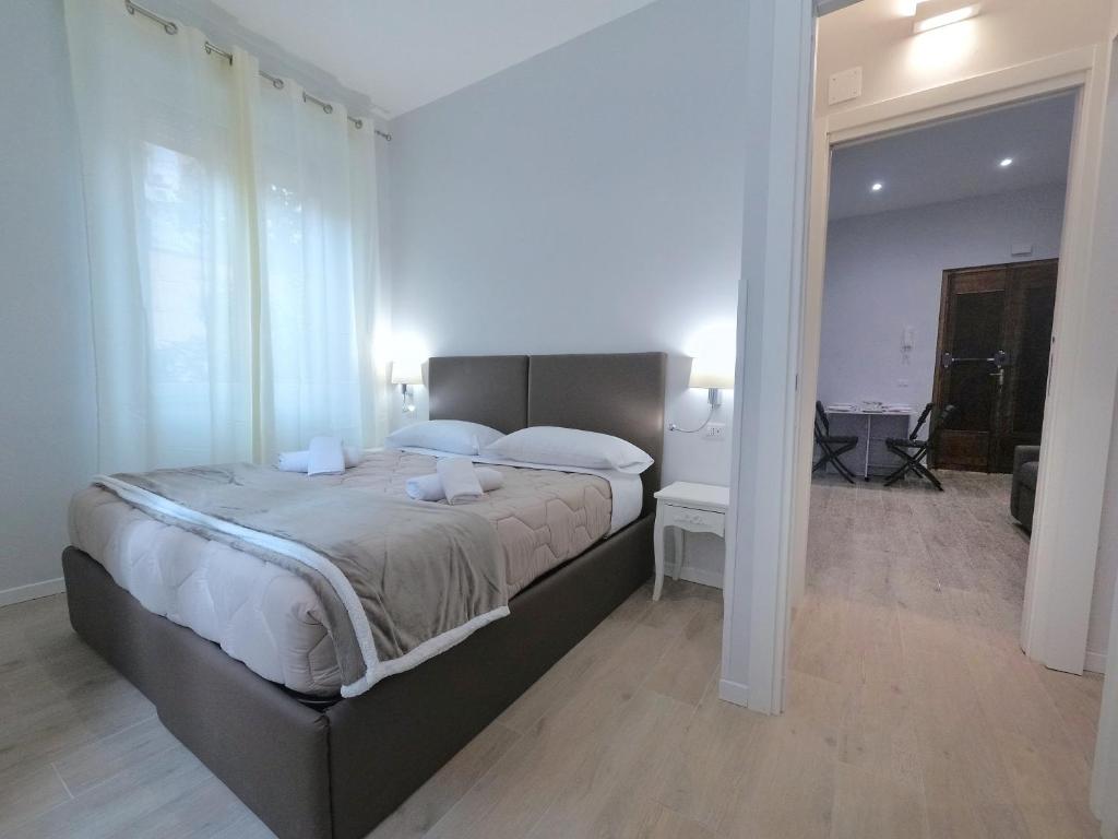 罗马Vatican Luxury Corner的一间卧室,卧室内配有一张大床