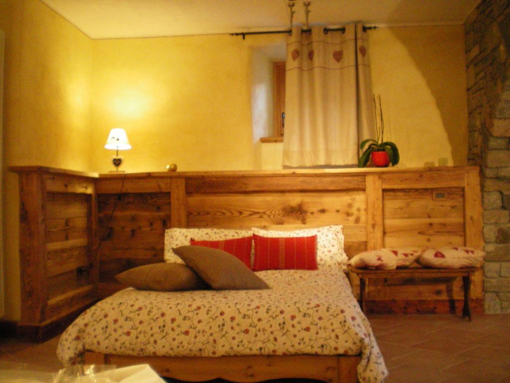 Verrayes奥库尔旅馆的一间卧室配有带枕头的床