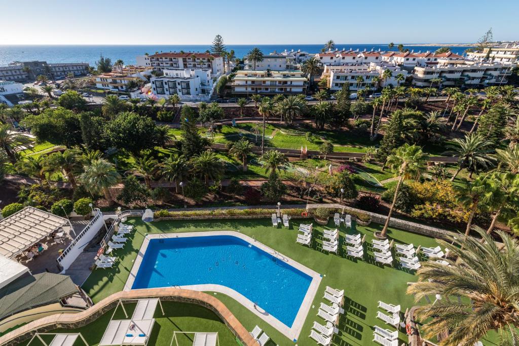圣阿古斯丁Hotel New Folías的享有带游泳池的度假村的空中景致