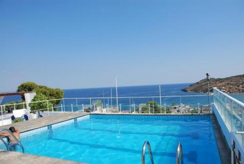阿吉亚玛丽娜加里尼酒店的大型蓝色游泳池,享有海景
