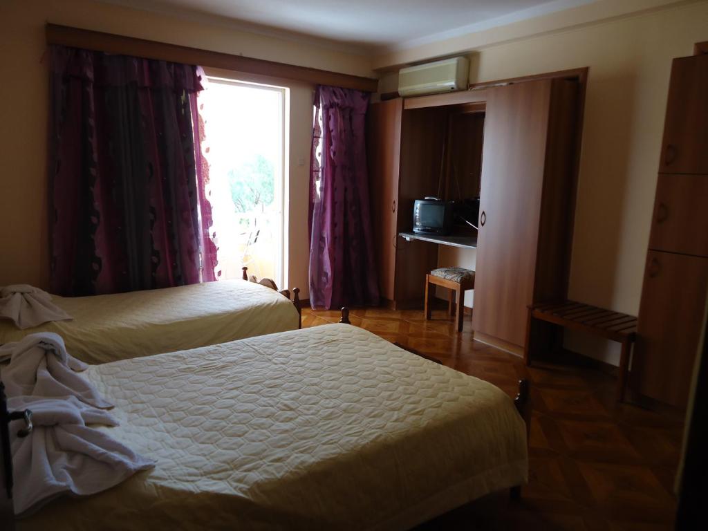 弗隆塔多斯FAFALIOS Studios的酒店客房设有两张床和窗户。