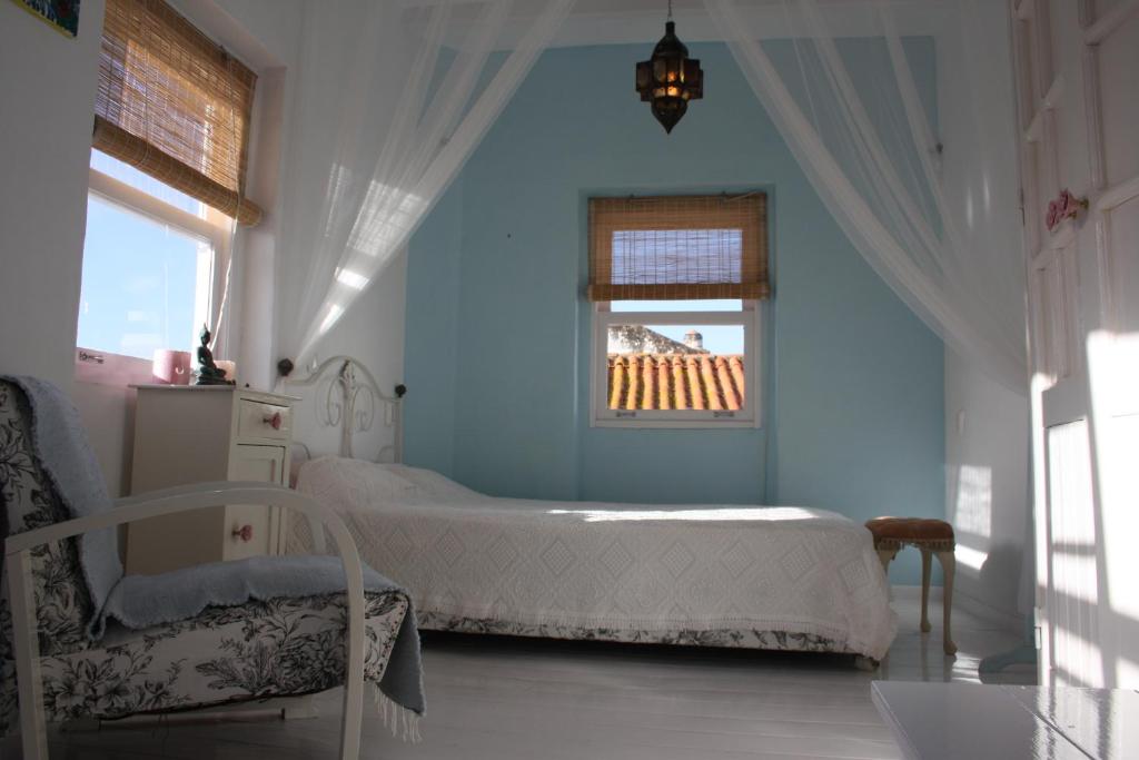 西尔韦斯西尔韦斯历史屋酒店的蓝色的卧室设有床和窗户