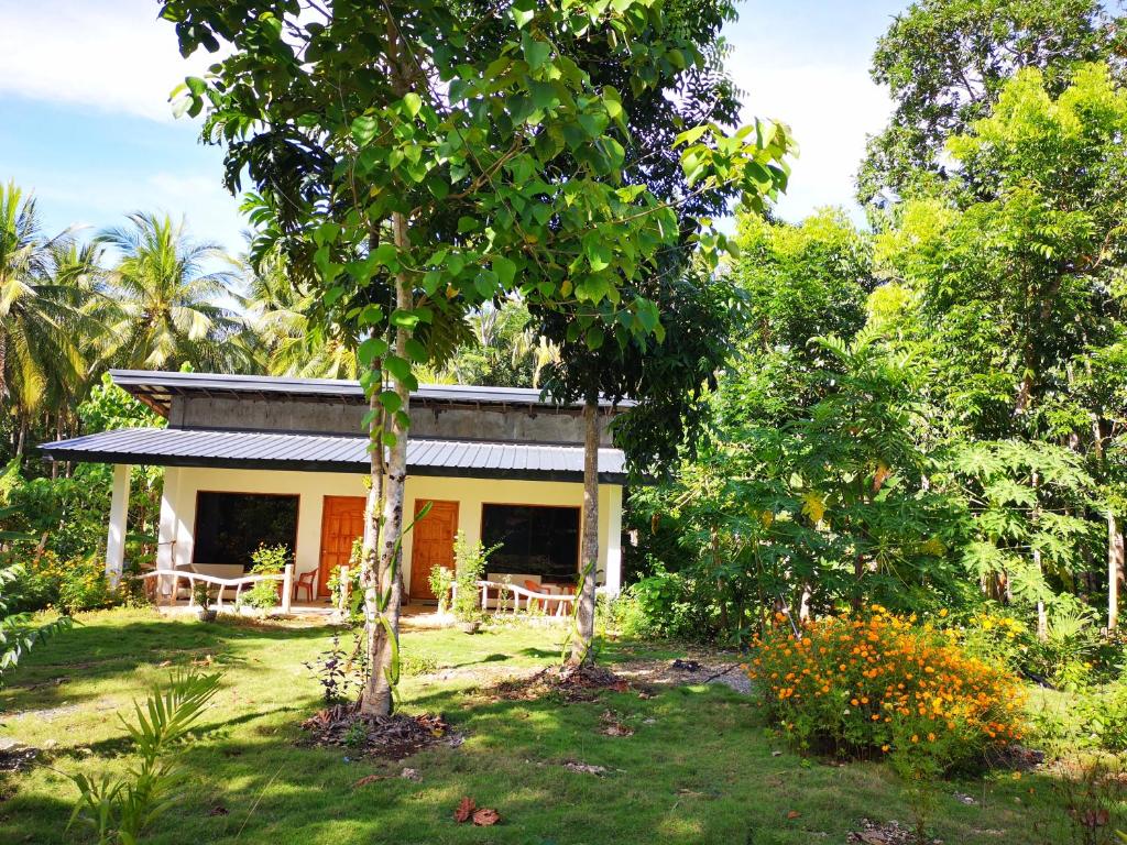 安达安德倪多特花园度假村的树中间的一个小黄色房子