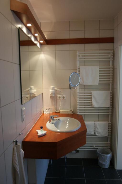 巴特贝特里希Bertricher Hof的一间带水槽和镜子的浴室