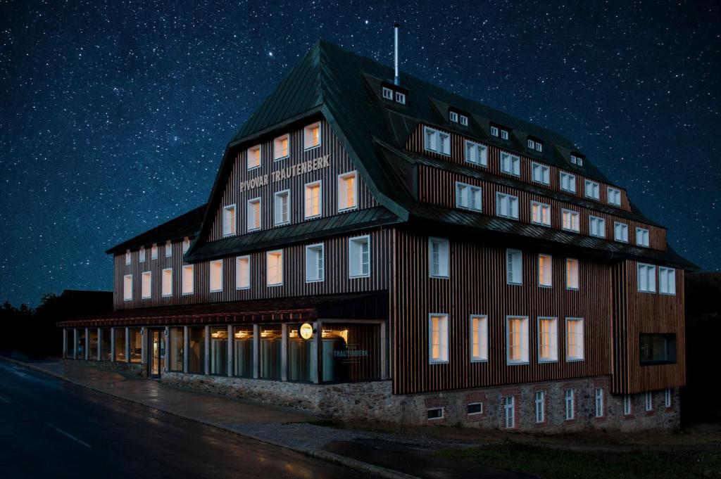 霍尔马拉帕Pivovar Trautenberk的天空星星之夜的建筑