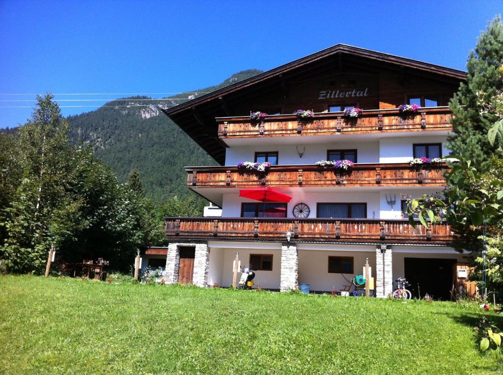 毛拉赫Haus Zillertal am Achensee的一座在阳台上种满鲜花的建筑