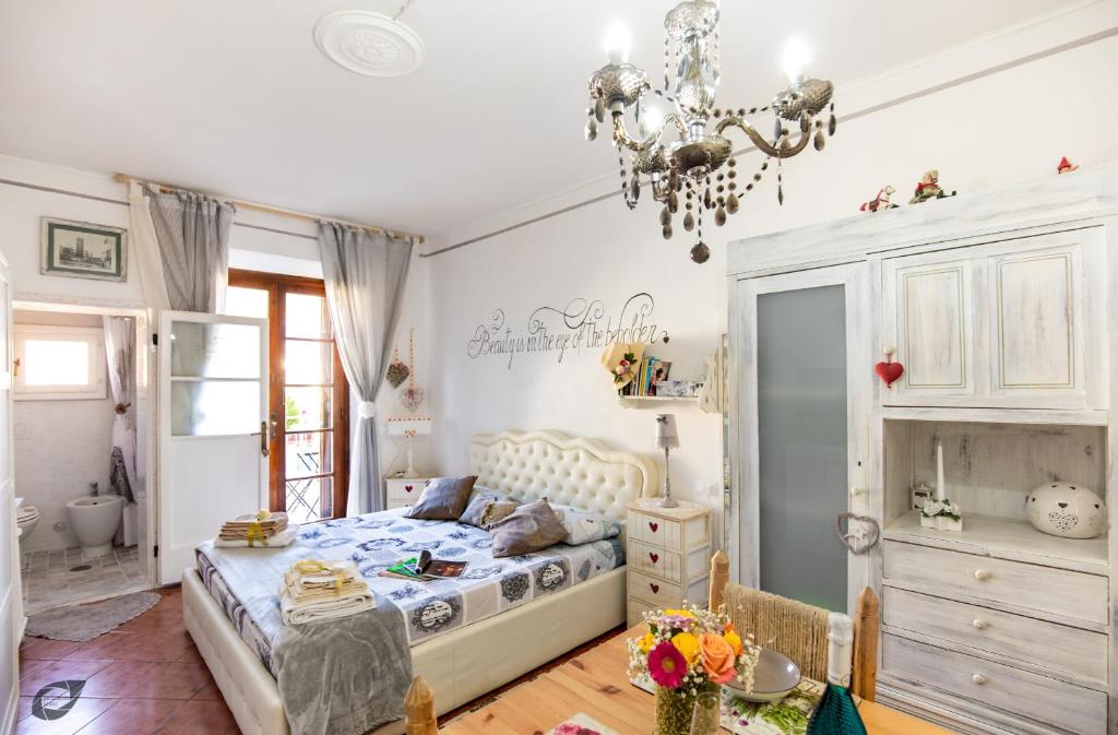 彼得拉桑塔La Bomboniera Chic di Pietrasanta的一间卧室配有一张床和一个吊灯