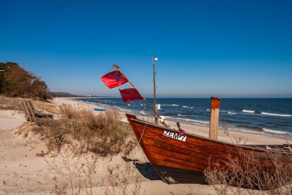 岑平Ferienwohnung Stefanie的一艘木船坐在海边