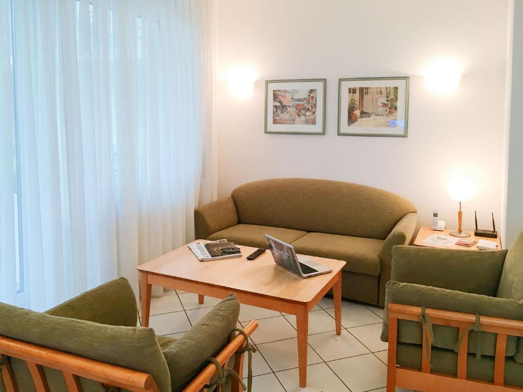 岑平Apartment Fridolin的客厅配有沙发和桌椅