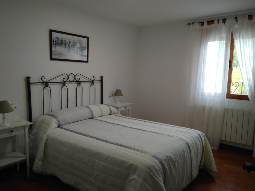贝尔蒙特Casa la Isabelica的一间卧室设有一张床和一个窗口