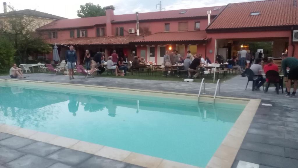 扎拉里奥毕欧花园酒店的一群人坐在游泳池周围