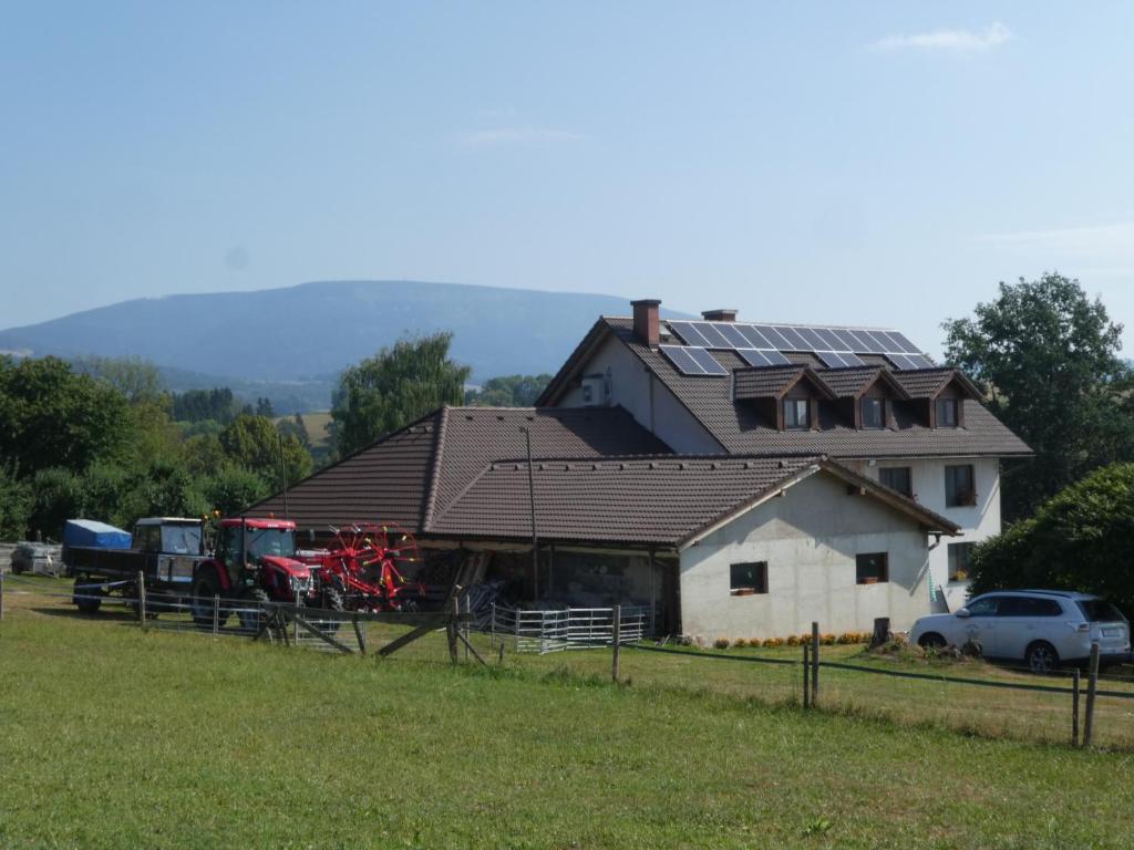 Dolní LánovUbytování Farma U sv. Jakuba的一座谷仓,里面设有太阳能电池板