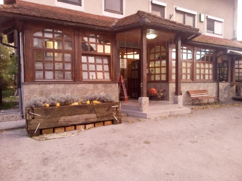 IgGostilna Ulčar的楼前有凉亭,前面有长凳