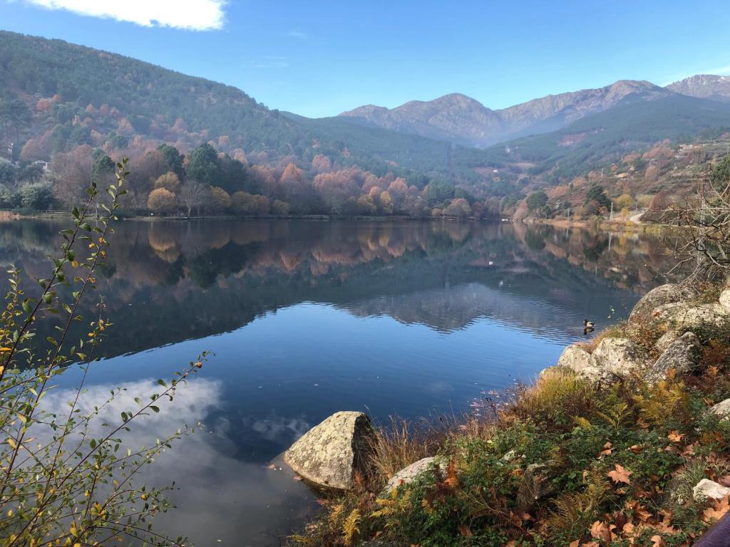 阿雷纳斯德圣佩德罗Casa Fuente Arriba的享有以山脉为背景的湖泊美景