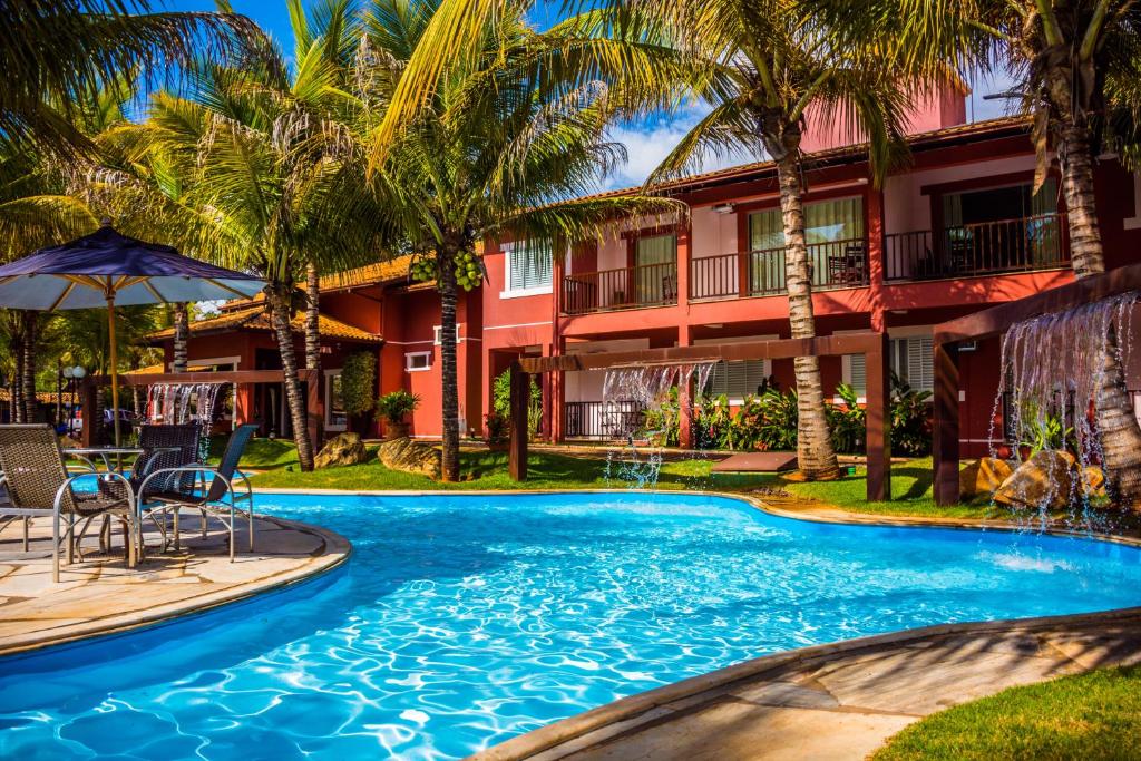 卡皮托利乌巴拉奈里奥拉古酒店的棕榈树酒店前的游泳池