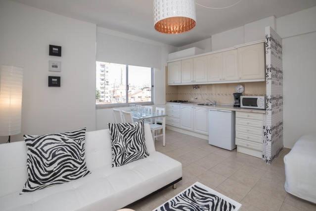 阿马多拉In Bed with Lisbon 5E的带沙发的白色客厅和厨房