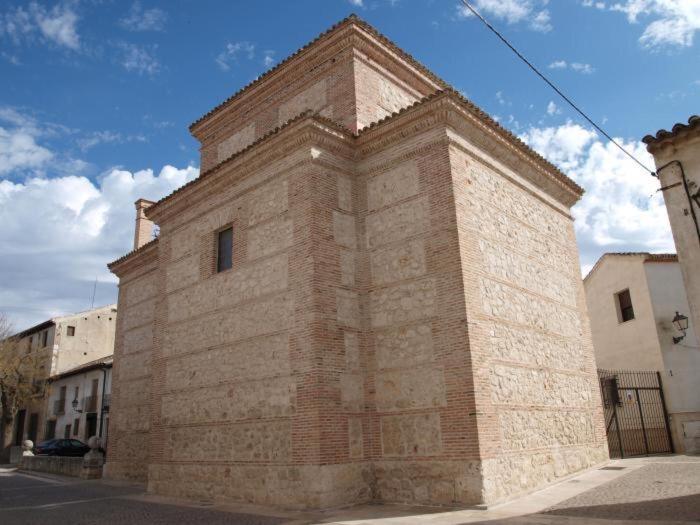 钦琼El Patrón的街道边的砖砌建筑