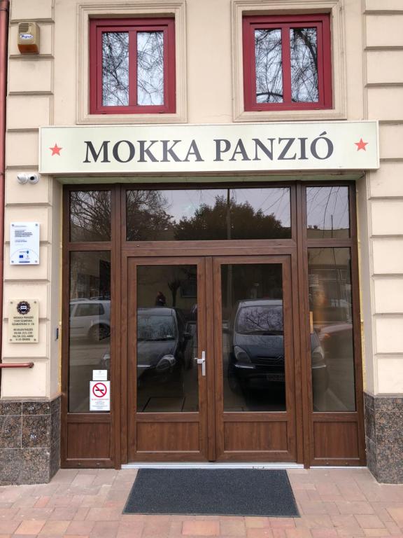 索尔沃什MOKKA PANZIÓ的通向音乐之家的大门