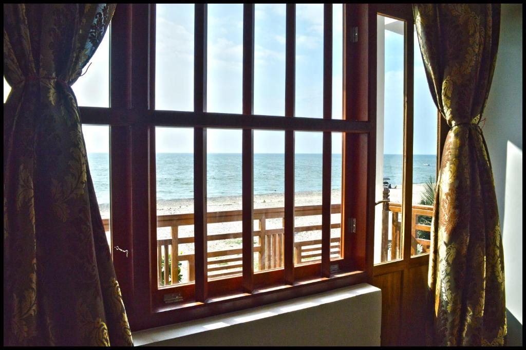阿勒皮Neela Waters - Beach Home的从客房的窗户可欣赏到海景