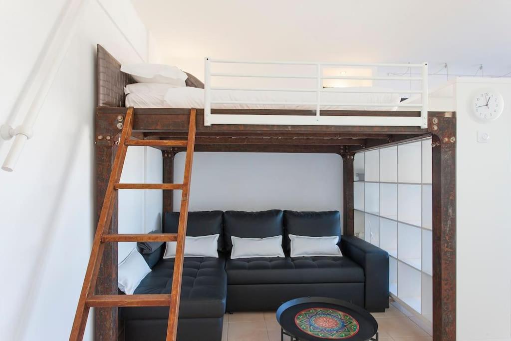 阿马多拉In Bed with Lisbon 5N的客厅配有双层床和沙发。
