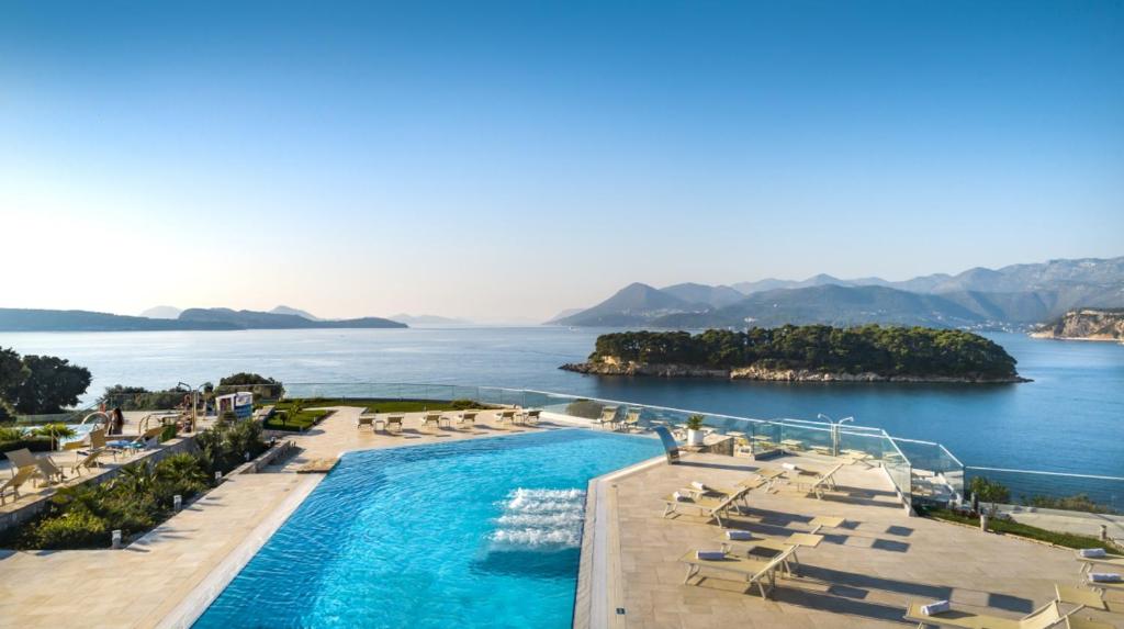 杜布罗夫尼克瓦拉马尔阿戈西酒店的享有度假胜地的空中景致,设有游泳池和海洋
