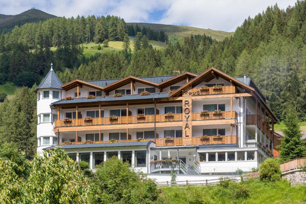 塞斯托Hotel Royal und Ferienhaus Annabel的山中树木繁茂的大型酒店