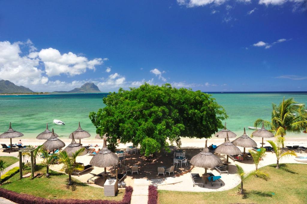 黑河区La Mariposa Mauritius的享有海滩美景,配有遮阳伞和海洋美景。