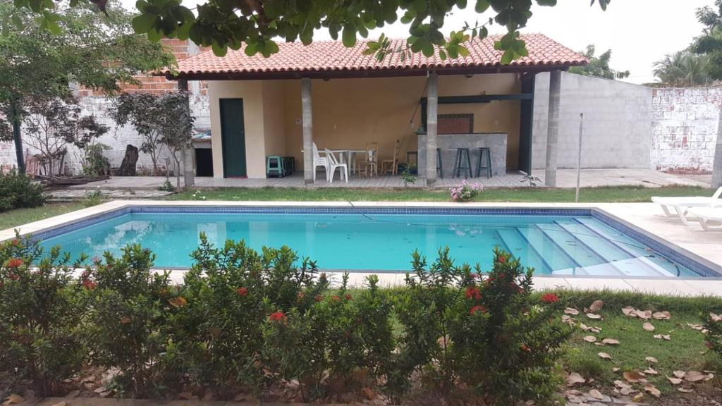 伊塔雷马Toca do guaxinim的房屋前的游泳池