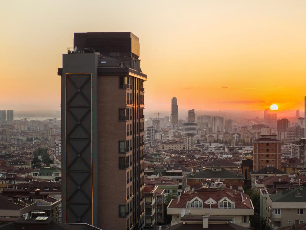 伊斯坦布尔161城市阁楼公寓的一座高大的建筑,背面是日落
