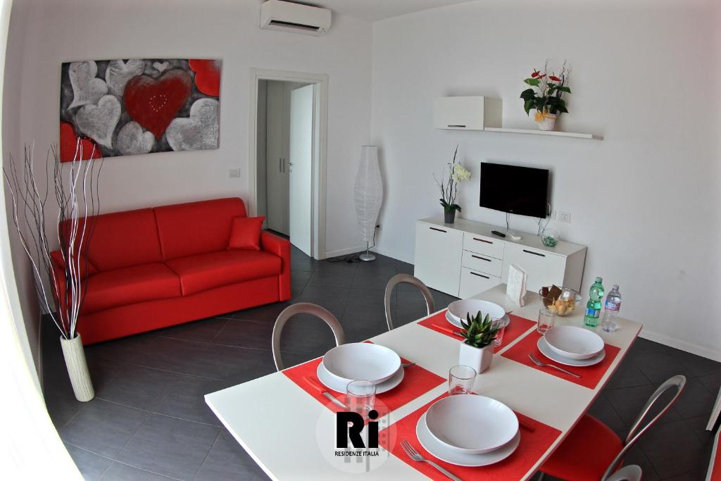 塞斯托-圣乔凡尼意大利住宅公寓的客厅配有红色的沙发和桌子