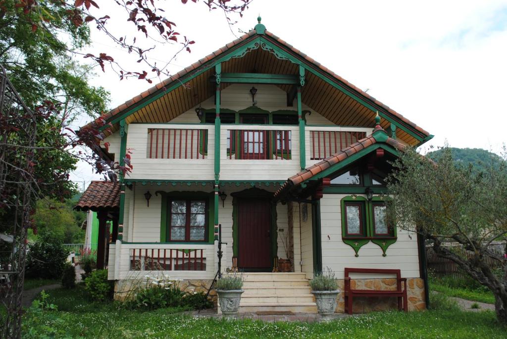 SabandoLa Casita del Río的一间白色的小房子,有红色的门