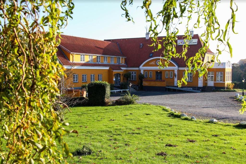 索勒Krebshuset / Kelz0rdk的一座大型橙色建筑,前面有草地