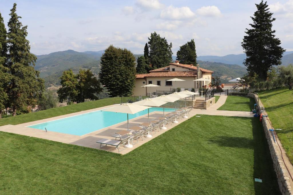 迪科马诺Borgo di Villa Cellaia Resort & SPA的享有带游泳池的别墅的外部景致
