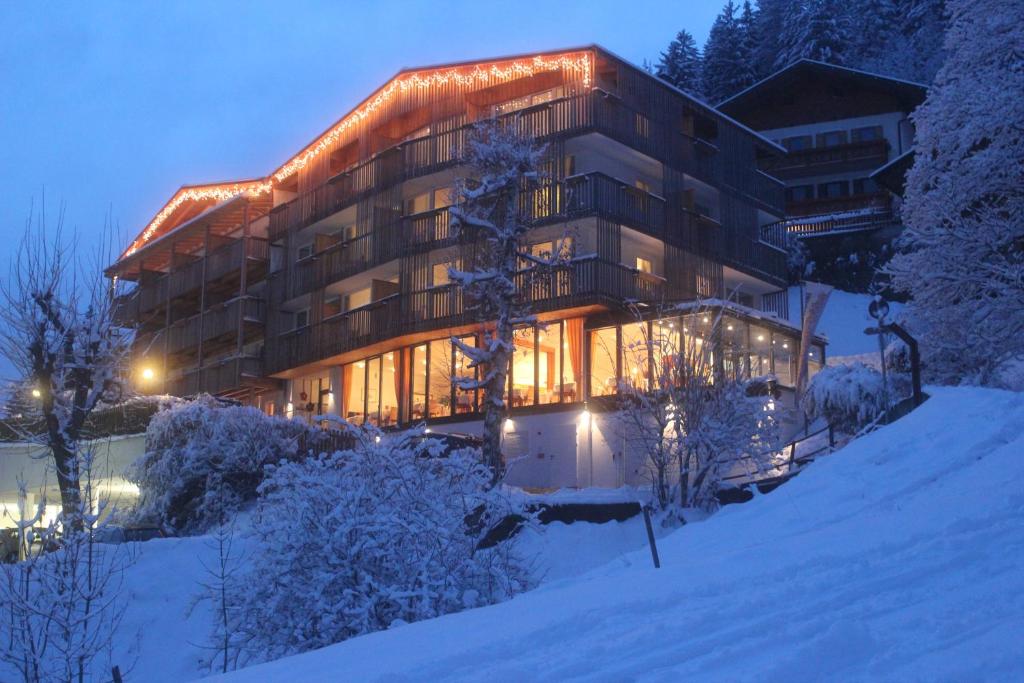 新黎凡特Mounthotel Niggl的一座大建筑物,在晚上下雪