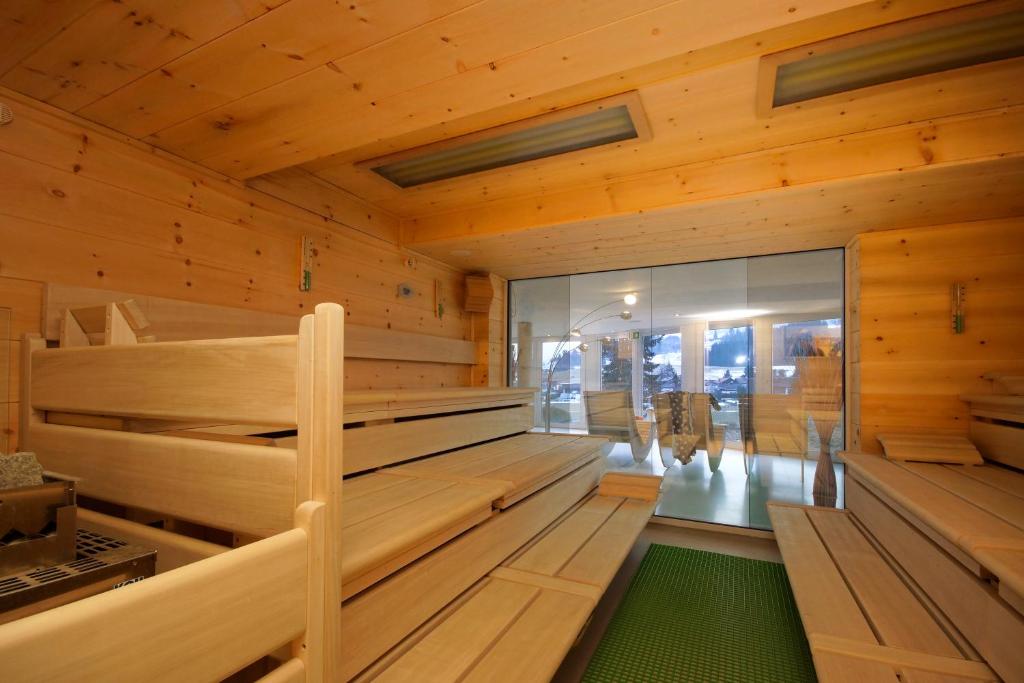 费斯恩卡瑟尔全景酒店的一间设有木墙和绿色地板的桑拿浴室