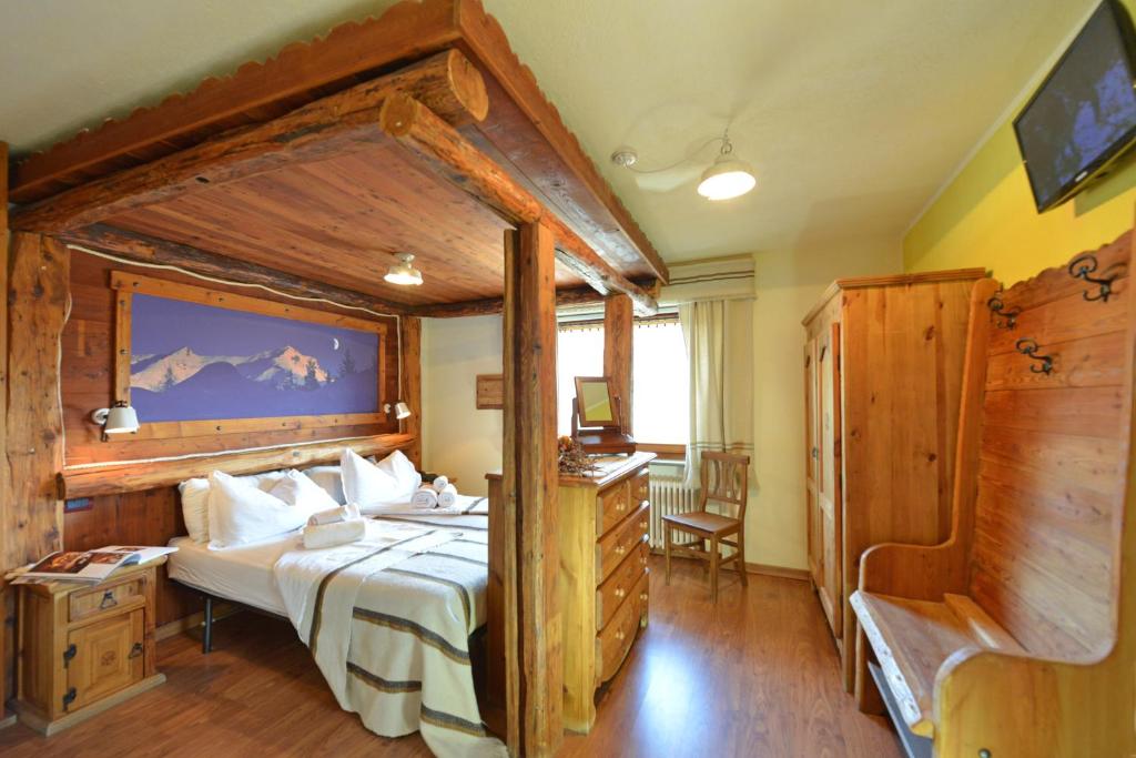 托尔诺阿费塔卡梅尔德查姆日夜旅馆的一间卧室,卧室内配有一张大床