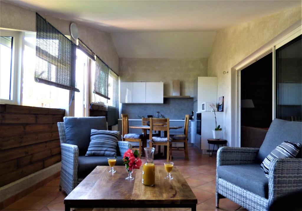 埃唐萨莱莱班海滩Bel appartement spacieux的一间带桌椅的客厅和一间厨房