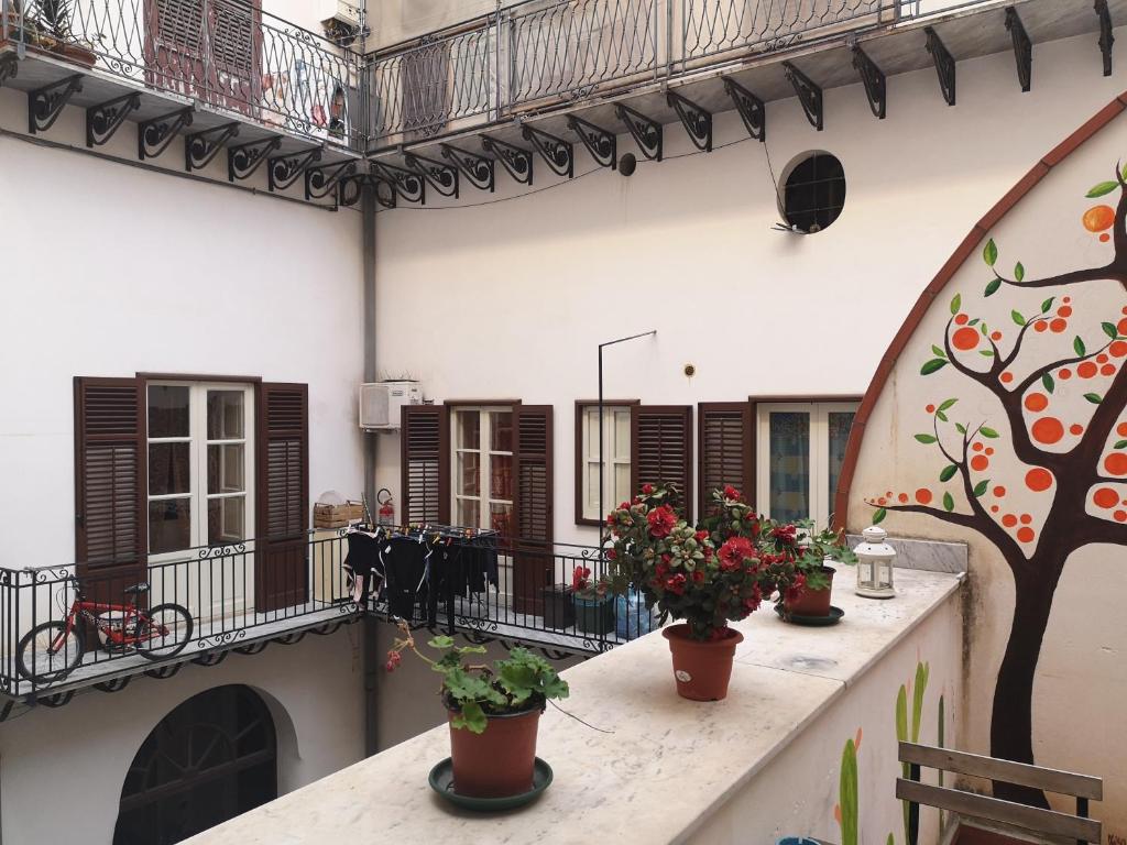 Sunshine Hostel Palermo的阳台或露台