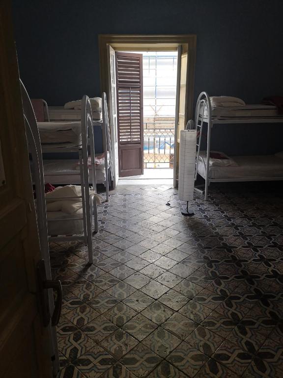 Sunshine Hostel Palermo客房内的一张或多张床位