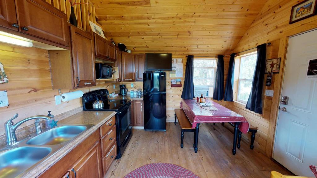 蒙蒂塞洛White Pine Cabin by Canyonlands Lodging的一个小房子里的厨房,配有小桌子