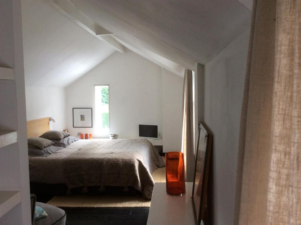 普罗丰德维耶拉鲁勒住宿加早餐酒店的白色的卧室设有床和窗户
