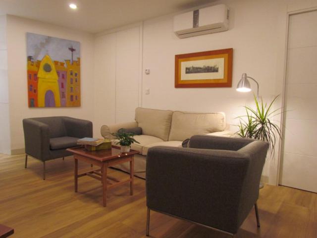韦托维加Apartamento La Hiedra的客厅配有沙发、椅子和桌子