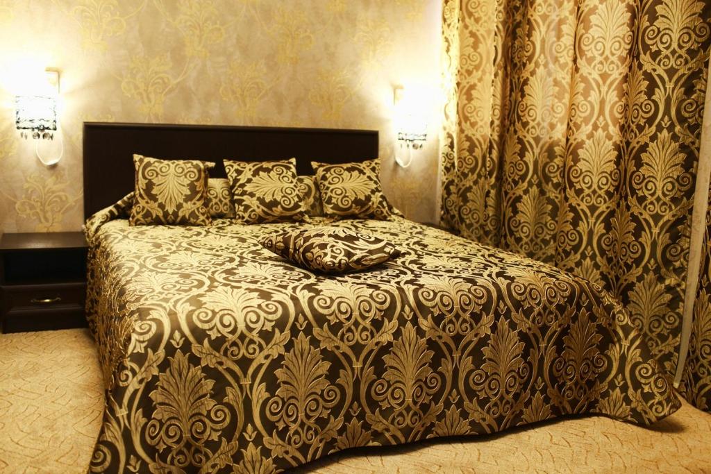 派蒂哥斯卡Classic Hotel的一间卧室配有一张大床,上面有枕头