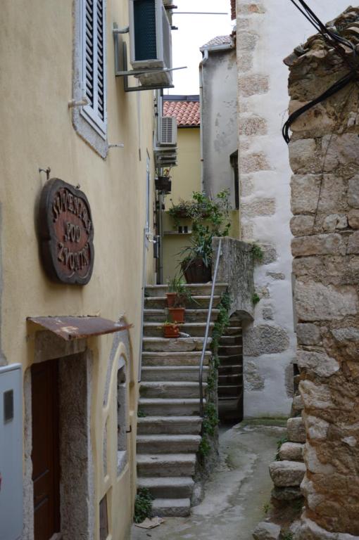 瓦比尼科Andrijana的楼边有楼梯和标志的小巷