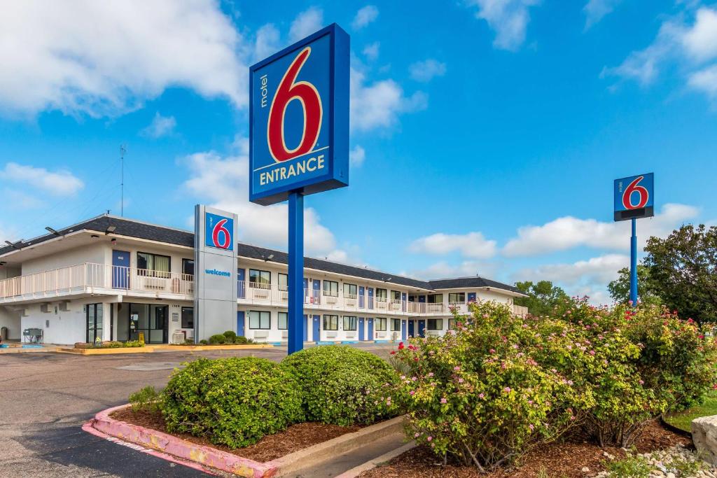 BellmeadMotel 6-Bellmead, TX - Waco的大楼前的药房标志