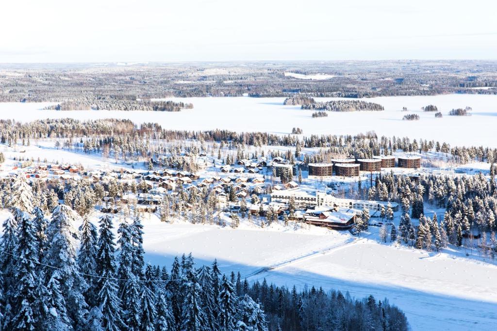 塔库沃里塔克Spa公寓式酒店的雪中小镇的空中景色